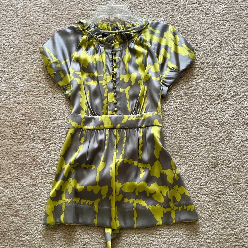 NWT BCBG MAXAZRIA Woven Top, Steel Grey Yellow, Size S